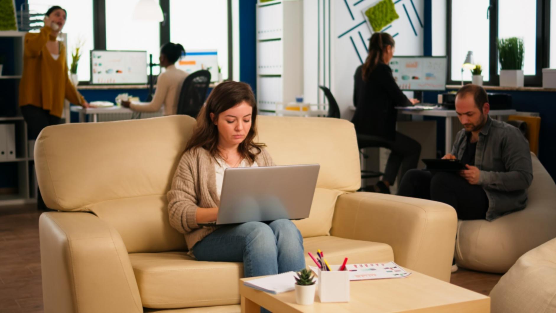 Gruppenschulung in modernen Seminarräumen mit praktischen Übungen